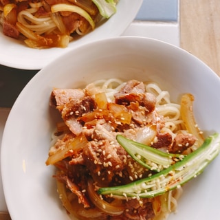 冷やし麺  豚のしょうが焼きのっけ